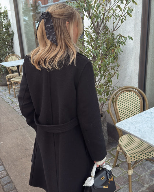 SILK& Silk Bow – 100% Italiensk Silk Twill – Håndsyet i Como, Italien I farven Sort