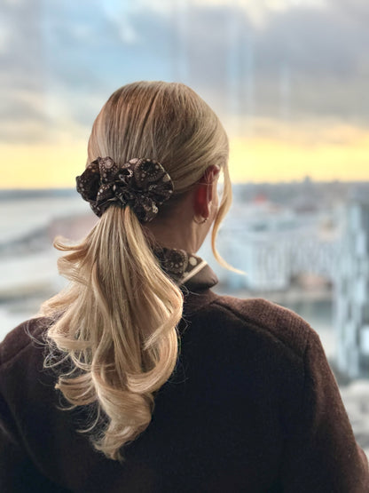 SILK& Maxi Silke Scrunchie – Paisley Brun