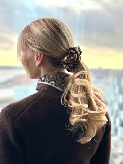 SILK& Maxi Silke Scrunchie – Paisley Brun