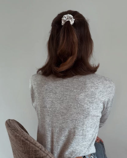 SILK& Mini Silke Scrunchie – Råhvid
