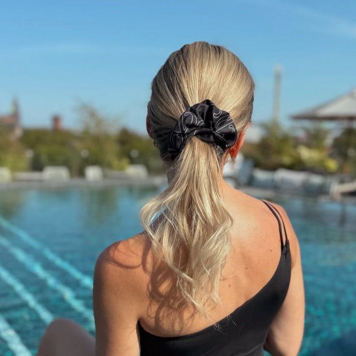 SILK& Maxi scrunchie i sort  ved poolen på NIMB 