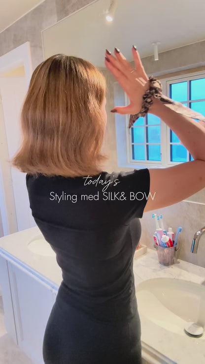 SILK& Bow Silke Sløjfe – Paisley Brun