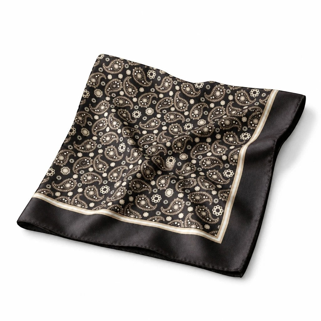 SILK& bandana i sort silke twill med klassisk paisley-mønster, 90x90 cm, håndsyet i Italien.