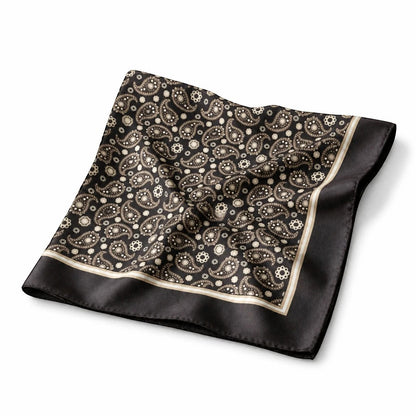 SILK& bandana i sort silke twill med klassisk paisley-mønster, 90x90 cm, håndsyet i Italien.