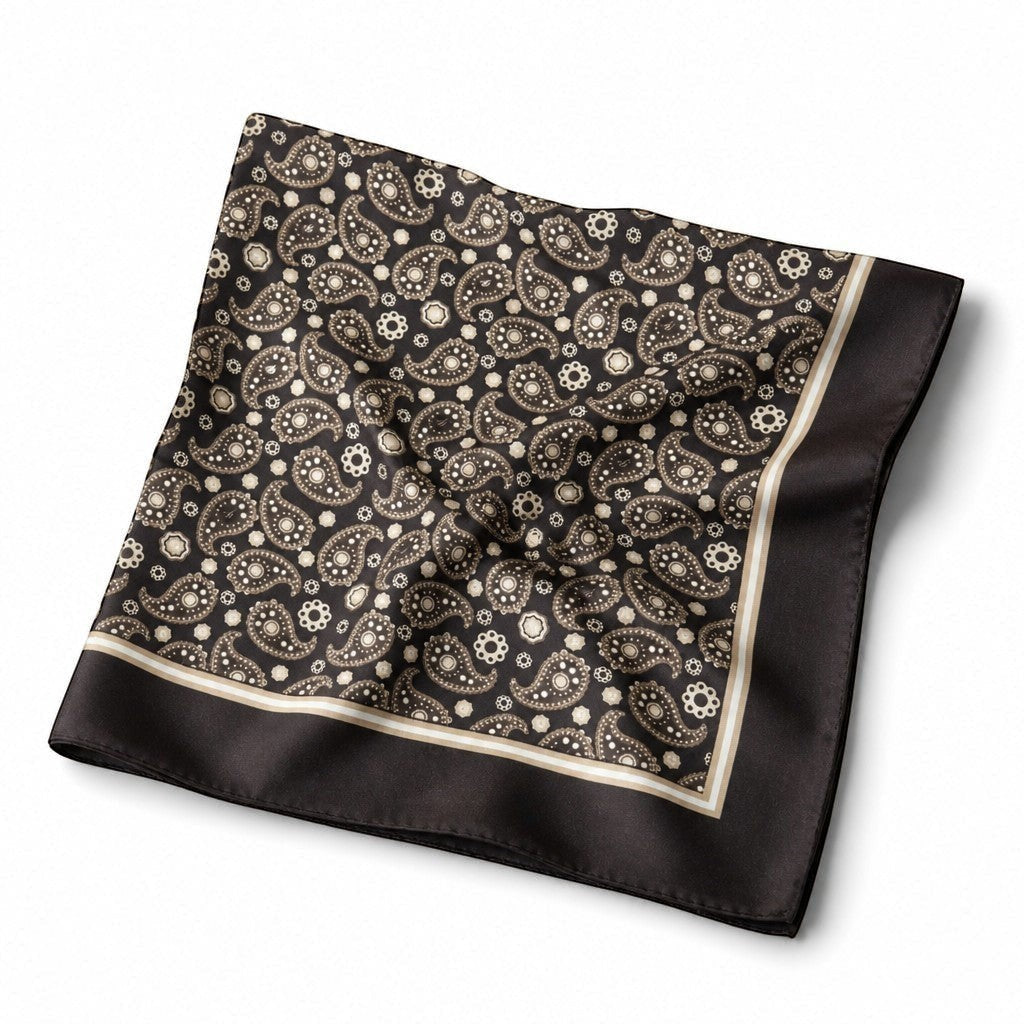 SILK& bandana i sort silke twill med klassisk paisley-mønster, håndsyet i Italien med elegante detaljer.