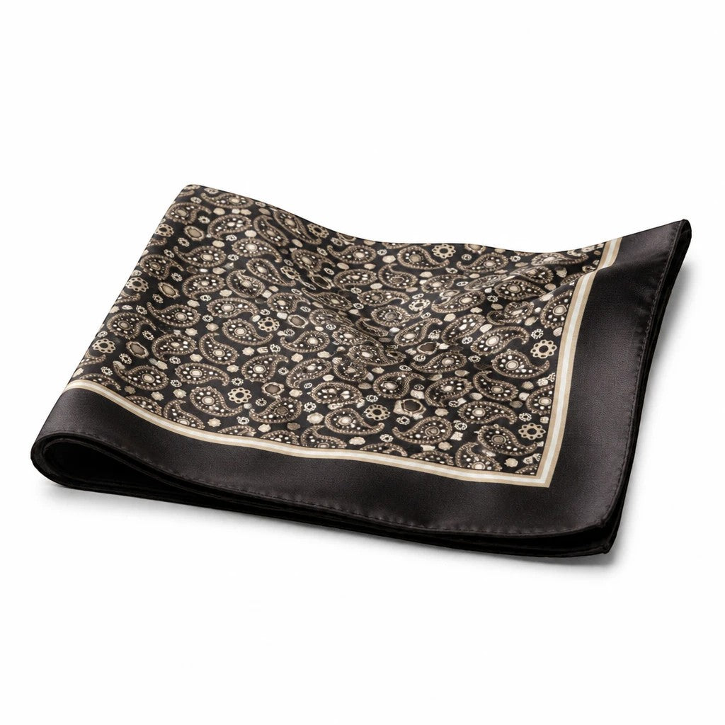SILK& silke bandana i sort med hvidt paisley-mønster, fremstillet i luksuriøs italiensk silk twill.