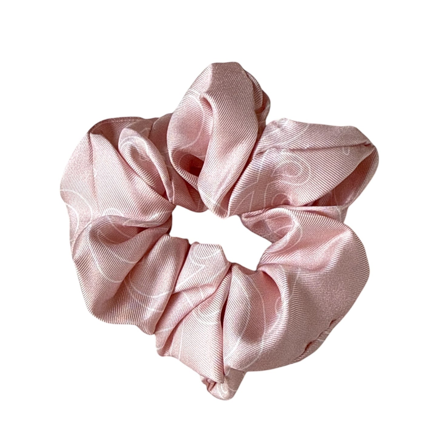 SILK& Scrunchie Maxi in rose pink silk with a subtle white pattern. Hand-stitched in Italy, this large scrunchie is gentle on hair.