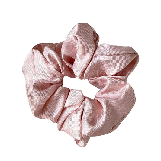 SILK& Scrunchie Maxi in rose pink silk with a subtle white pattern. Hand-stitched in Italy, this large scrunchie is gentle on hair.